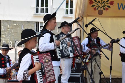 Piąty dzień Tygodnia Kultury Beskidzkiej w Wiśle - występy na małej estradzie na Pl. B. Hoffa - Zespół Wisła Plus